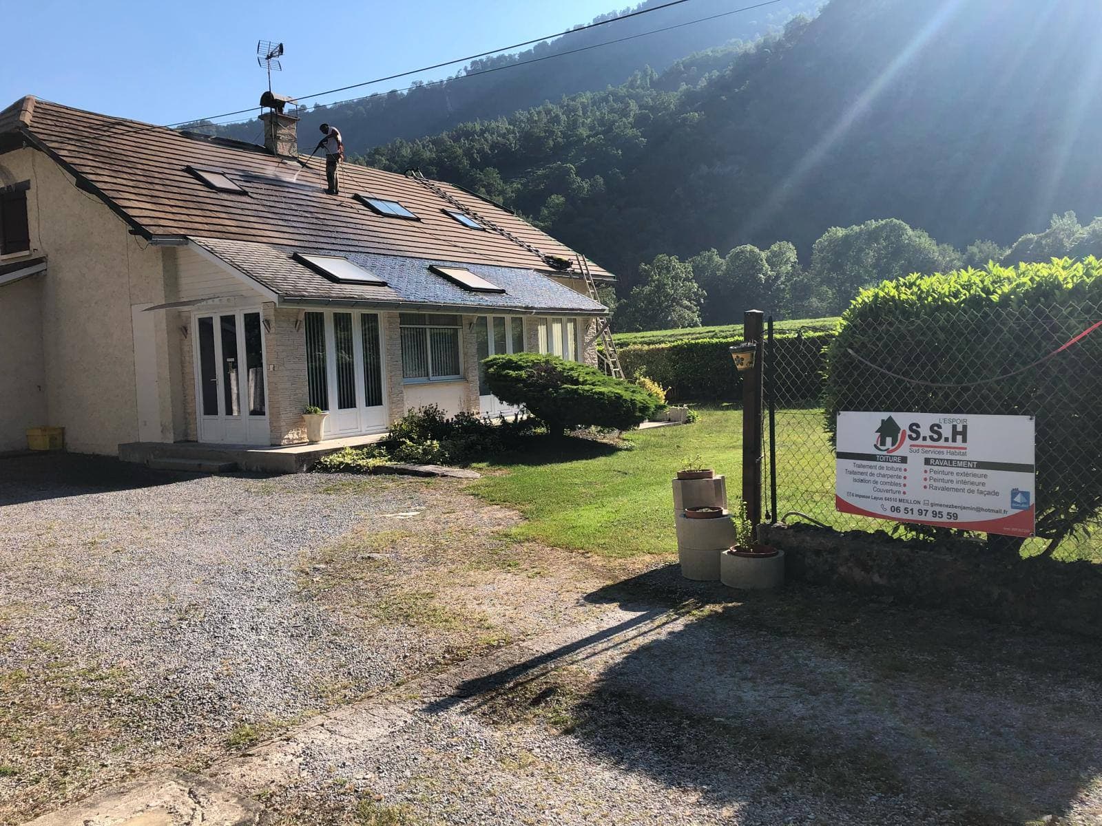 Chantier de démoussage de toiture