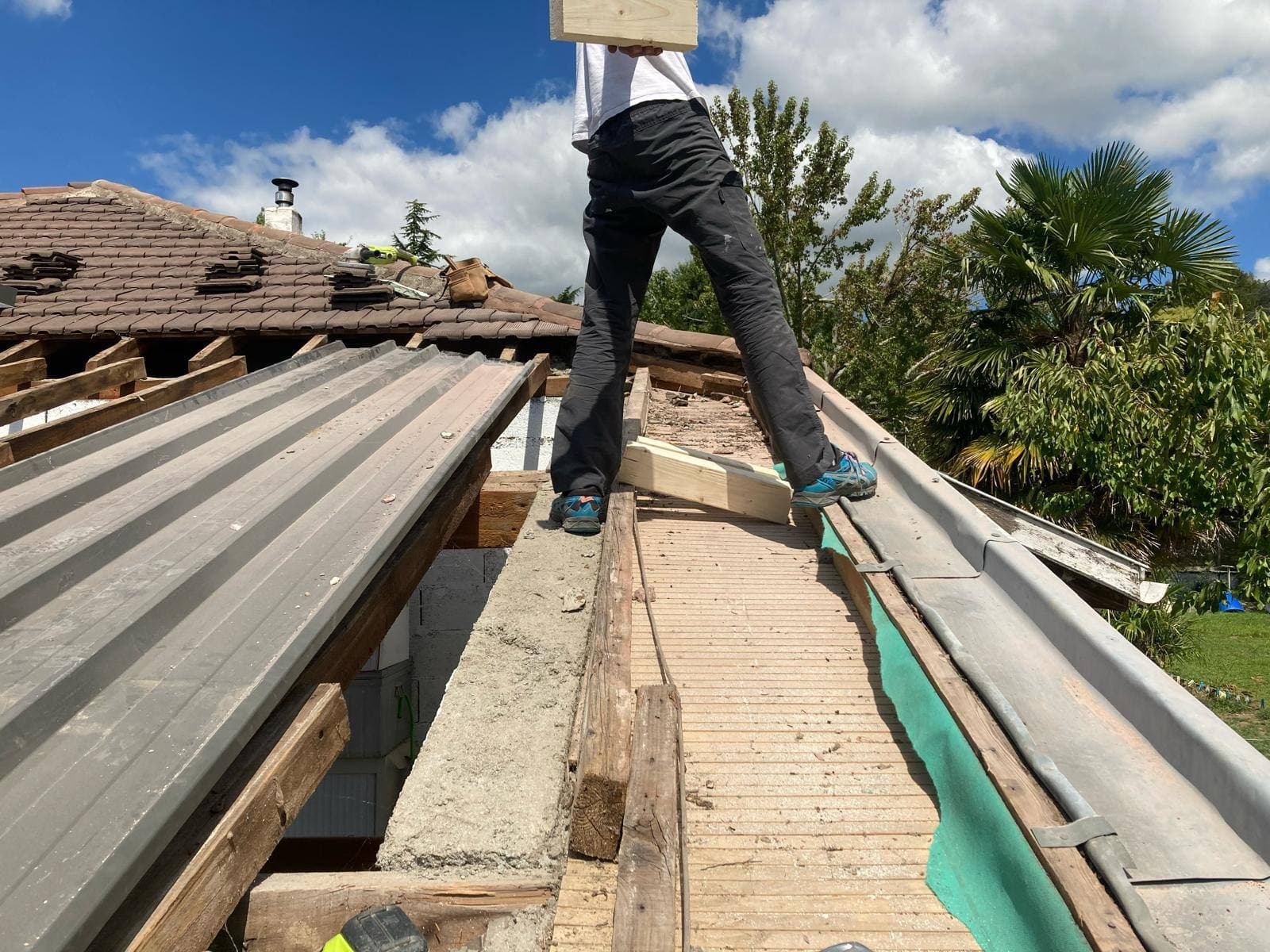 Rénovation de charpente et dépose des tuiles