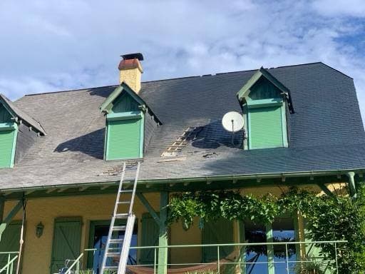 Traitement de toiture en ardoise en cours